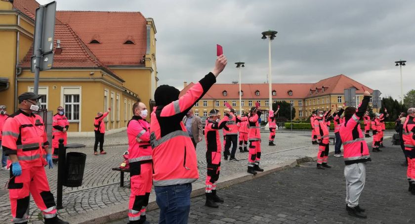 Protest ratowników i czerwona kartka dla dyrekcji pogotowia [ZDJĘCIA]