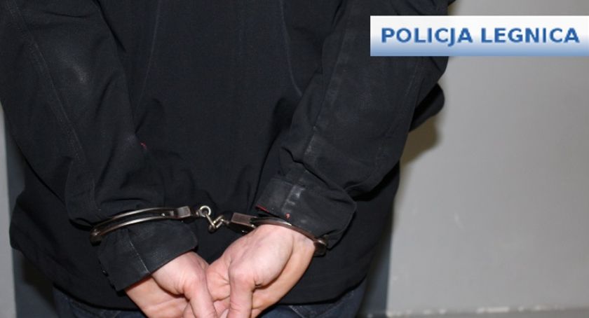 Ofiara przestępstwa wezwała policję, a następnie trafiła do aresztu!