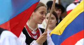 Folklorystyczny „Świat pod Kyczerą” wyszedł na ulice Legnicy [FOTO]