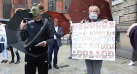 Mieszkańcy Pątnowa Legnickiego protestowali przed urzędem miasta [ZDJĘCIA]