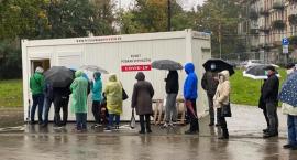 Tłumy przed MCZ. Długie kolejki do testów na obecność SARS-CoV-2