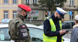 Wojsko na ulicach Legnicy. Żołnierze pomagają pilnować reżimu epidemicznego  