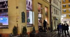 Ministerstwo Śledzia i Wódki ukarane przez sanepid. W sieci ruszyła zbiórka na mandat
