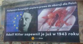 Hitler na tle flagi Unii Europejskiej. Szokujący billboard przy ul. Wrocławskiej