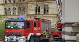 Pożar w dawnym szpitalu przy ul. Chojnowskiej. Zawalił się strop budynku [FOTO/WIDEO]
