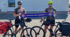 Legniccy ratownicy policyjni w szlachetnej akcji. Przejadą 500 km rowerami by pomóc 7-latkowi 