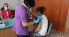 Koronawirus szturmuje Legnicę, mieszkańcy znów zaczynają się szczepić - aktualna sytuacja epidemiczna