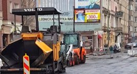 Remont Chojnowskiej tydzień po terminie, a na budowie hula wiatr [WIDEO]