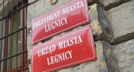 Pracownicy pomocy społecznej szykują pikietę przed urzędem miasta