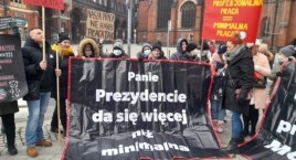 Manifestacja pod oknem prezydenta. „Ratusz nie ma litości dla starości” [WIDEO, FOTO]
