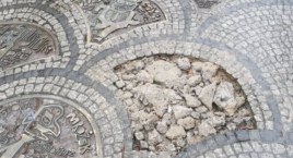 Kradzież w centrum miasta – łupem złodziei padła artystyczna tablica z Alei Gwiazd Satyrykonu!  