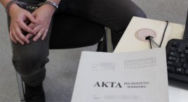 Napad na sklep w Legnicy. Zamaskowany bandyta z nożem został obezwładniony przez klientów