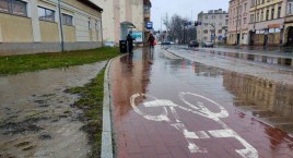 Absurd! Oto przystanek autobusowy ustawiony na ... ścieżce rowerowej [ZDJĘCIA]