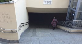 Była barierka i jej nie ma. Kolejna bezczelna kradzież w centrum Legnicy [ZDJĘCIA]