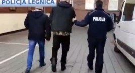 To nie żart. Policja w końcu złapała złodzieja tablic! [FILM]