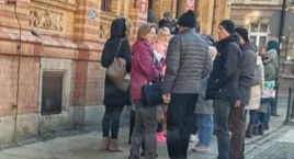 Tłumy w legnickiej paszportówce. Kolejka ustawia się przed świtem. Legniczanie boją się wojny?
