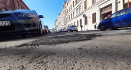 Tak łatają dziury w Legnicy! Chałtura za nasze pieniądze na ulicy Złotoryjskiej [ZDJĘCIA]