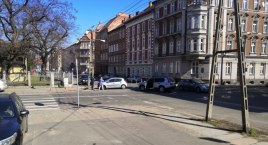 Zobaczcie jak doszło do zderzenia dwóch samochodów na skrzyżowaniu w Legnicy [WIDEO]