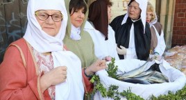 Chleb, śledź i grosz - kultywując średniowieczną tradycję będą rozdawać wielkanocną jałmużnę 