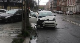 Wypadek w Legnicy. Na skrzyżowaniu ul. Hutników i Lotniczej zderzyły się dwa samochody osobowe [FILM]