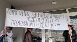 Protest przed LSM, Jan Szynalski na taczce. „Prezes musi odejść!” [WIDEO]