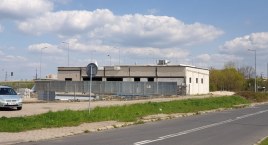Ruiny po stacji paliw na osiedlu Kopernika straszą już od prawie dziesięciu lat