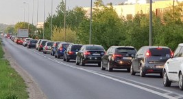 Gigantyczne korki na ul. Gniewomierskiej. Codzienny koszmar kierowców [WIDEO]
