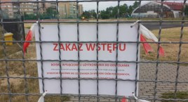 Boiska przy ul. Mazowieckiej na Piekarach zamknięte na cztery spusty