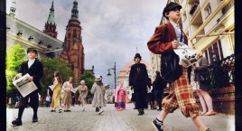 Klimat lat 30. na legnickim rynku - happening Gońca i spektakl w Teatrze Modrzejewskiej