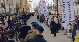 Maturzyści zatańczyli poloneza na legnickim rynku - galeria zdjęć