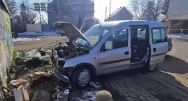Pijany z dwoma dożywotnimi zakazami wjechał w budynek i uciekł 