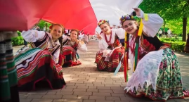 Legniczanie rozwinęli 500-metrową flagę (FOTO)