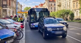 Kolizja autobusu MPK i osobówki na ulicy Piastowskiej (FOTO)