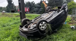 Ślisko na drogach. Opel dachował w Jaworze