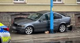 Auto wbiło się miedzy latarnię a budynek na Żołnierz…