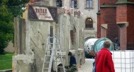 Filmowcy zamienili centrum Legnicy w ruiny. Jutro ru…