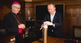 Pamiątki dla przyszłych pokoleń - w Legnicy zamknięto kapsułę czasu (FOTO)