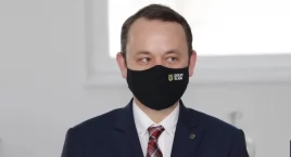 Kaczyński murem za Karwanem. Wyrzucił siedmiu rozłam…