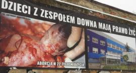 Radna żąda usunięcia transparentu i grozi proliferom procesem