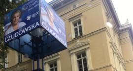Senator PiS prowadzi kampanię wyborczą na terenie szkoły