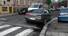 Kolejny księciunio szosy demonstruje kunszt parkowania w Legnicy 