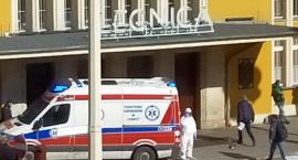 Ratownicy w kombinezonach przebadali pasażera na legnickim dworcu PKP