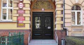 Wojewoda ustawia sanepidy. Mogą informować o koronawirusie raz dziennie
