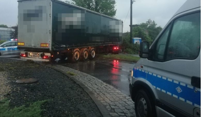 Pijany wjechał na rondo tirem