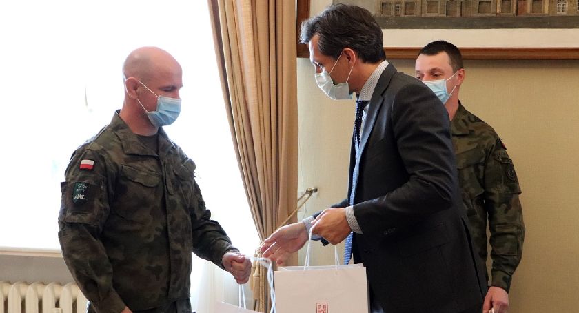 Prezydent podziękował żołnierzom którzy od niemal miesiąca pomagają personelowi DPS w Kaliszu