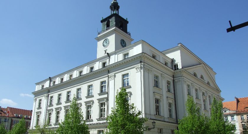 Ratusz – ile osób naprawdę pracuje, a ile uległo epidemii