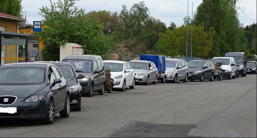Kilometrowe kolejki przed kaliskim PSZOK-iem.  Na wjazd czeka się nawet 2 godziny 