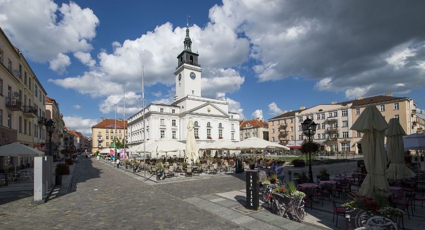 Otwierają ogródki piwne koło ratusza