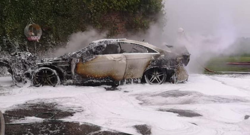 W gminie Ceków Kolonia spłonął osobowy mercedes