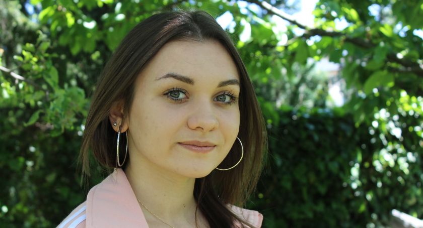 Młoda aktorka  z gminy Brzeziny